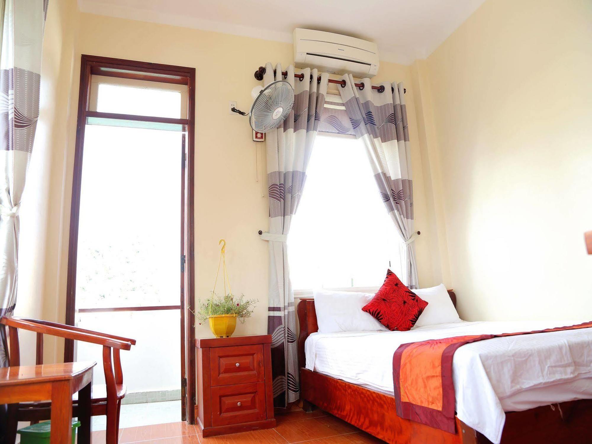 Thien Thanh Hotel Фонгня Экстерьер фото